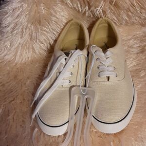 NWT Universal Thread apparel sneakers Yellow/Molly Size 9